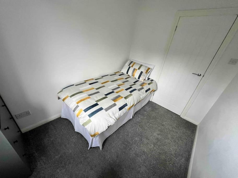 Very Comfy 3 Bed Town House Holiday home Ashton-under-Lyne